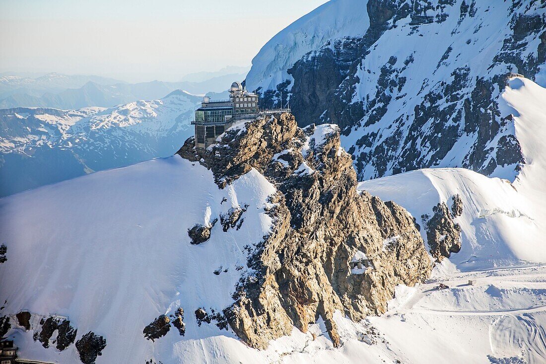 Schweiz, Kanton Bern, Berner Oberland, Grindelwald, Blick auf Jungfraufirn und Aletschgletscher, Teil des UNESCO-Welterbes Jungfrau-Aletsch-Bietschhorn und auch Top of Europe genannt (höchstgelegener Bahnhof Europas), Blick zum Sphinx-Observatorium (3571m) am Berg Sphinx beim Jungfraujoch (3454m) (Luftbild)