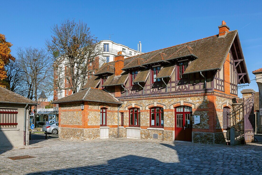 France, Essonne, Draveil, Cour Chapuis, municipal buildings