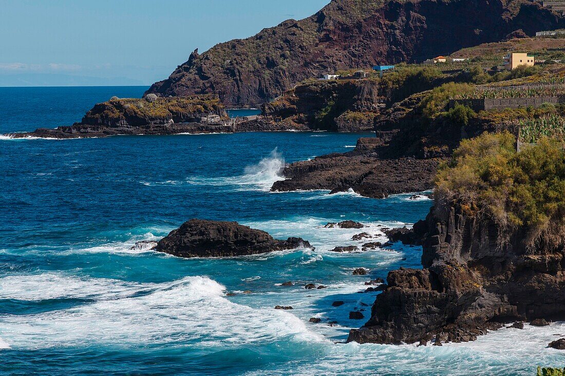 Spanien, Kanarische Inseln, La Palma, Blick auf eine felsige und vulkanische Küstenlinie unter tropischem und ozeanischem Klima