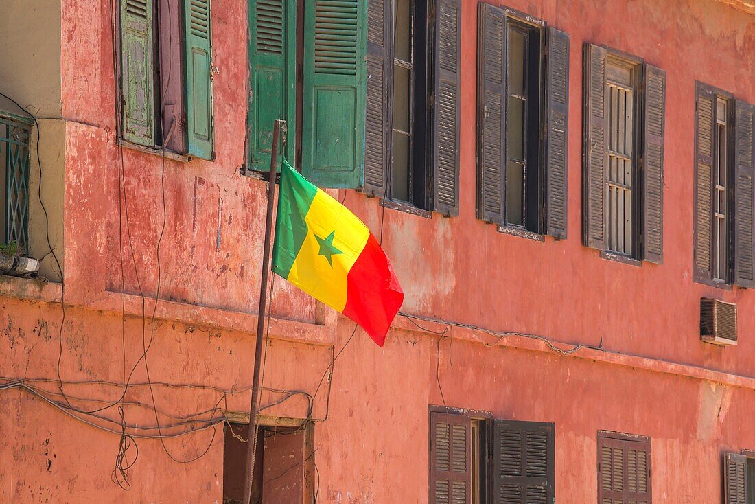 Senegal, Dakar, Insel Goree, UNESCO-Welterbestätte, senegalesische Flagge an der Fassade der ehemaligen William-Ponty-Schule