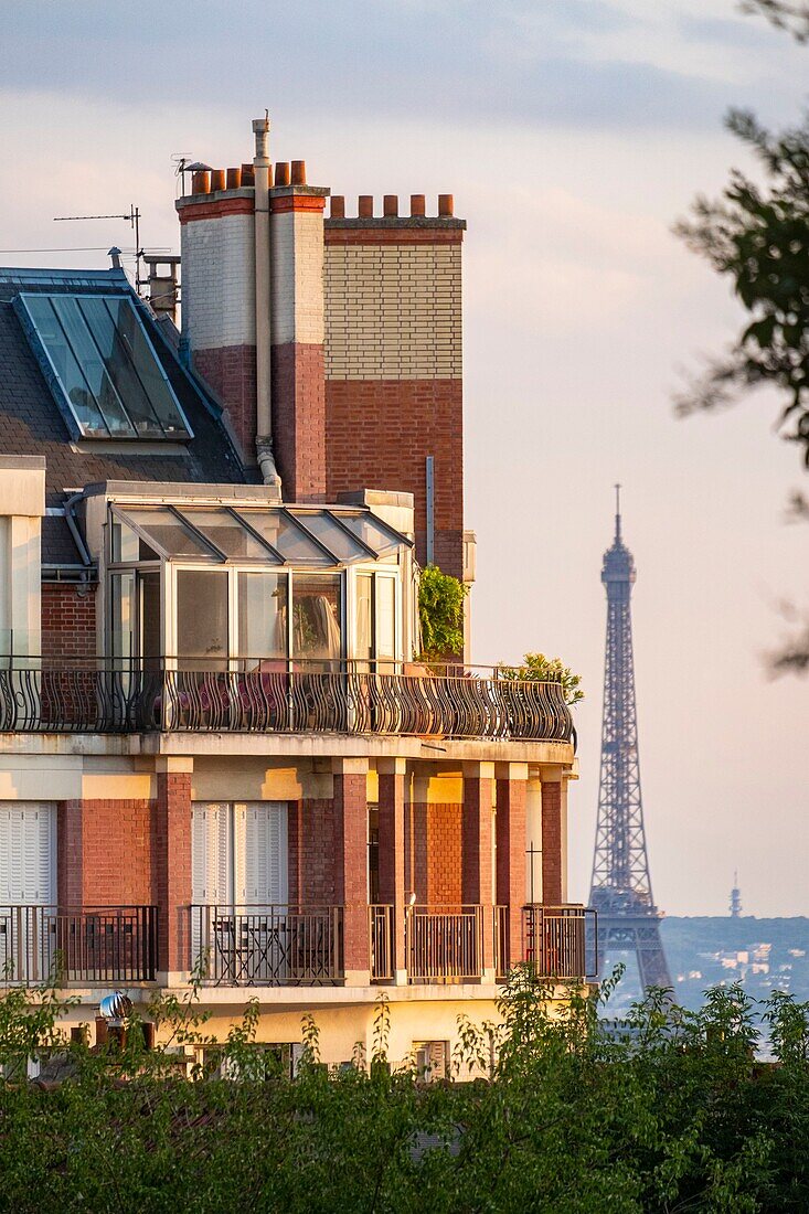 France, Paris, Butte Montmartre, building and the Eiffel Tower