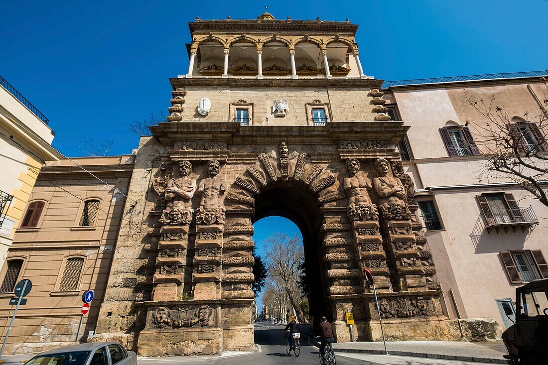 Italien, Sizilien, Palermo, Palast der normannischen Könige, aus dem 12. Jahrhundert, und davor punische Festung, römisches Kastell, Burg der arabischen Emire, und schließlich Sitz der sizilianischen Regionalversammlung, Porta Nuova