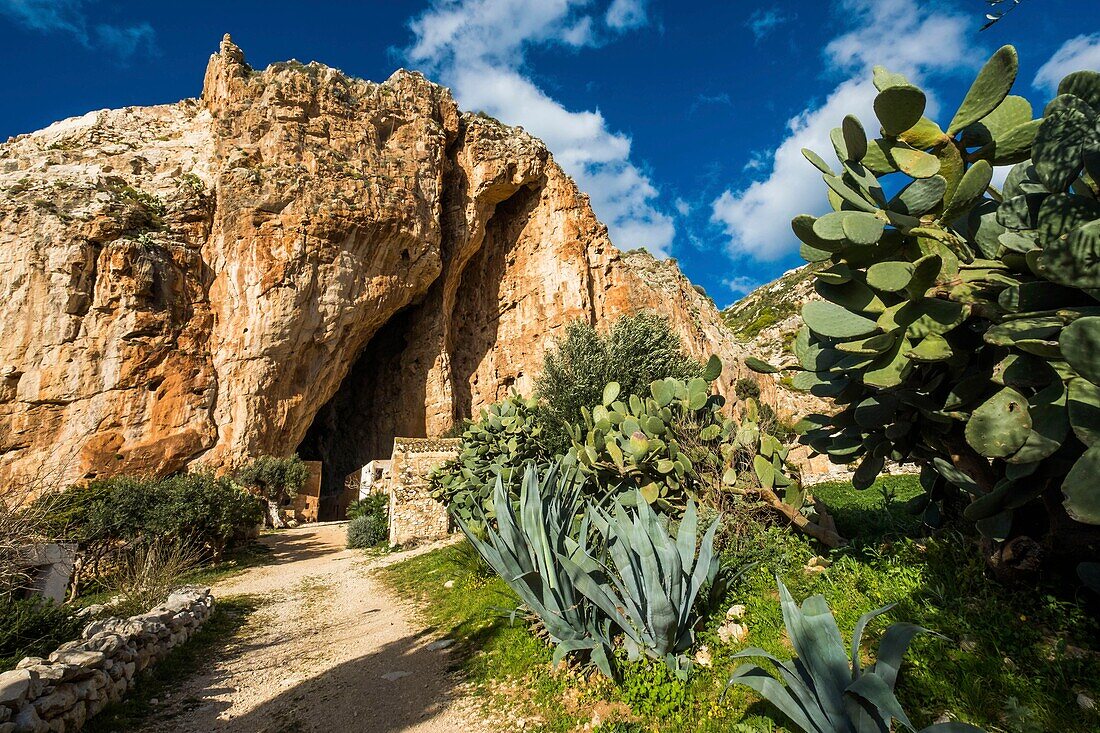 Italien, Sizilien, Cornino, Scurati, Mangiapane-Höhle, Höhlenschäferei und traditioneller Bauernhof