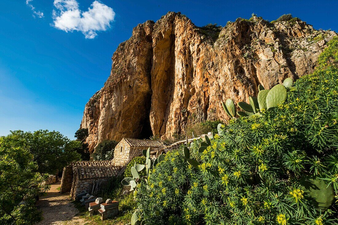 Italien, Sizilien, Cornino, Scurati, Mangiapane-Höhle, Höhlenschäferei und traditioneller Bauernhof