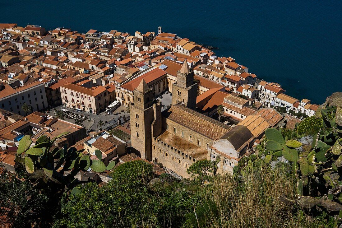 Italien, Sizilien, Cefalu, Gesamtansicht von der felsigen Landzunge la Rocca