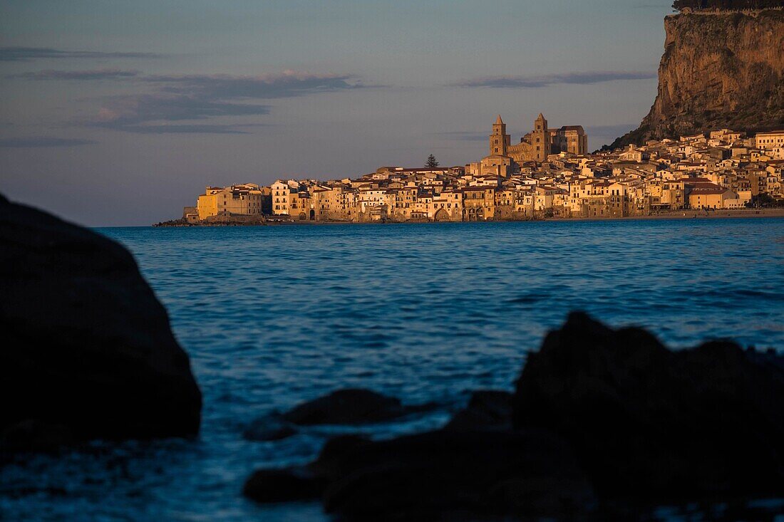 Italien, Sizilien, Cefalu, Gesamtansicht, mit dem Vorgebirge und der Kathedrale