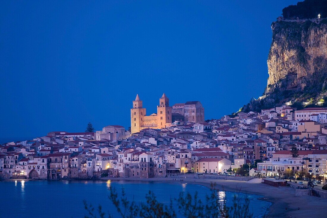 Italien, Sizilien, Cefalu, Gesamtansicht, mit dem Vorgebirge und der Kathedrale