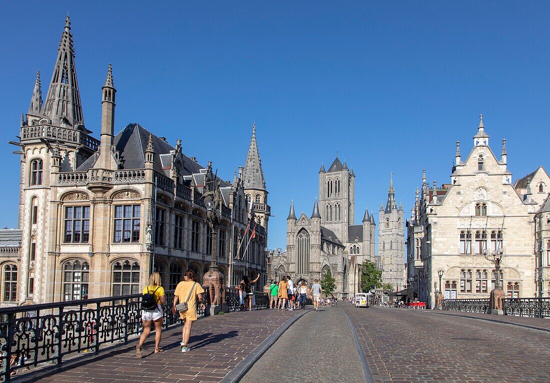 Belgien, Ostflandern, Gent, Blick von der Saint-Michel-Brücke auf die Sankt-Nikolaus-Kirche und den Glockenturm der Tuchhalle