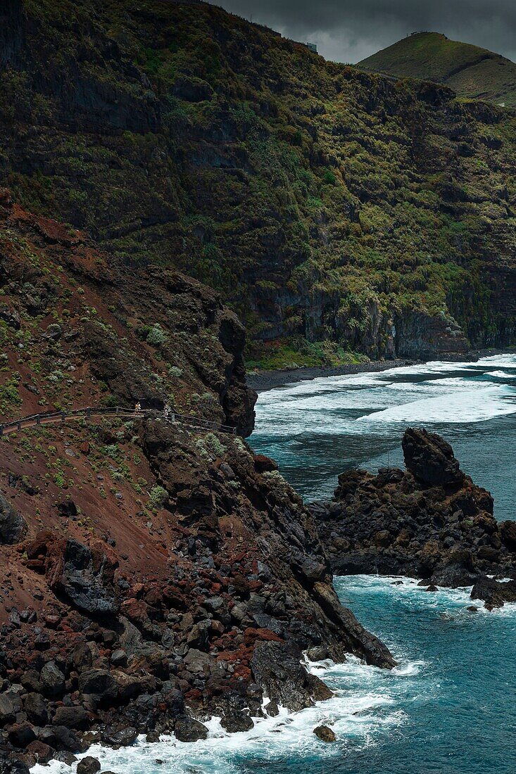 DOUBLON, Europa, Spanien, Kanarische Inseln, La Palma, Blick auf eine felsige und vulkanische Küste in einem tropischen und ozeanischen Klima