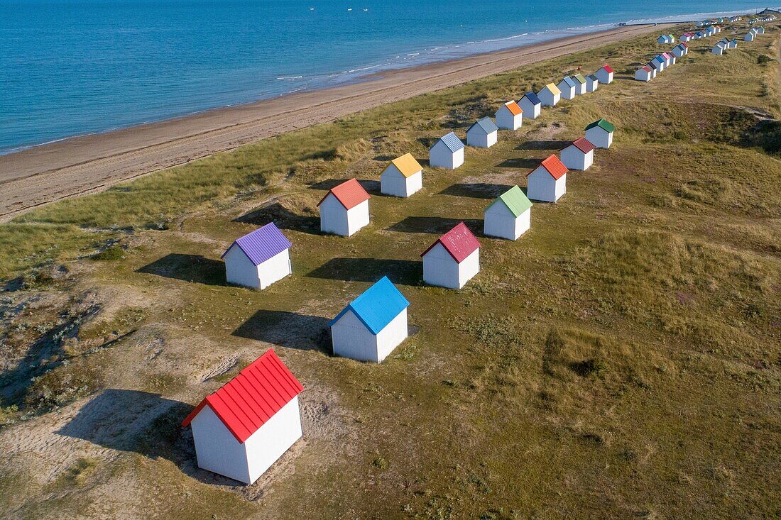 Frankreich, Manche, Cotentin, Gouville sur Mer, Strandhütten (Luftaufnahme)