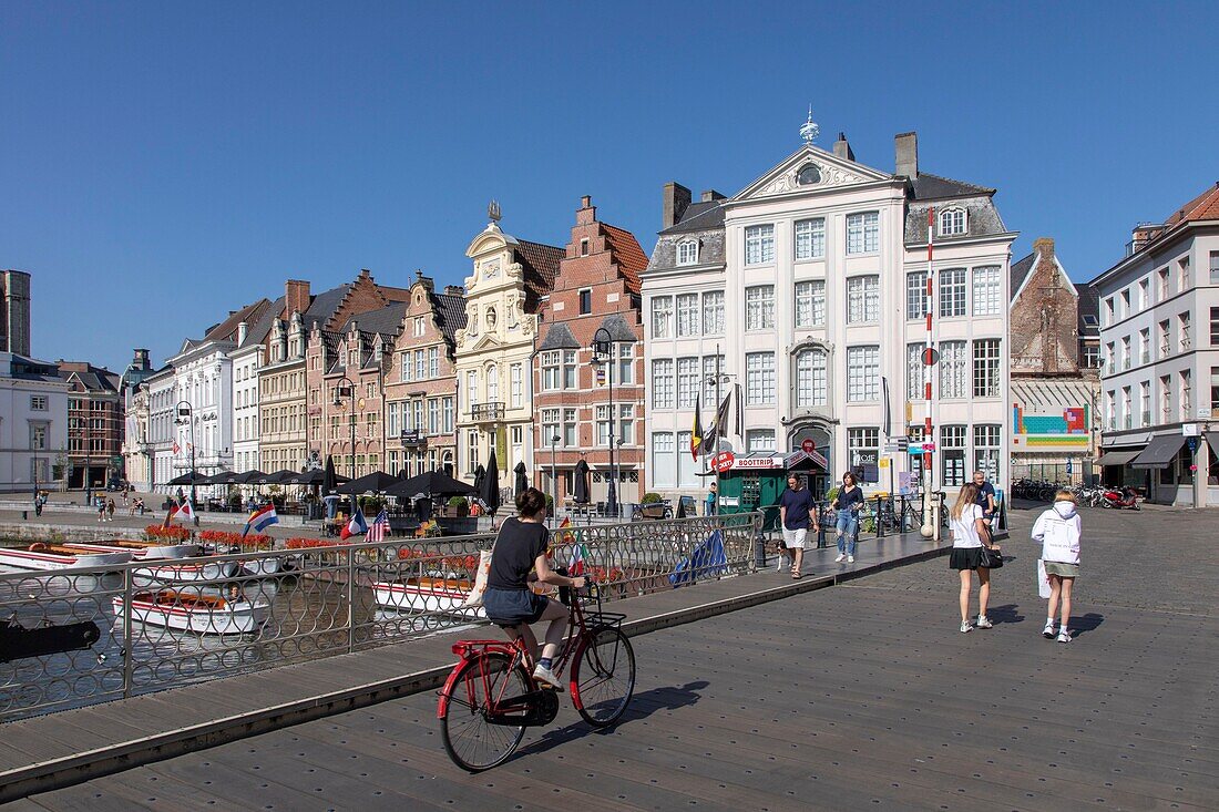 Belgium, East Flanders, Ghent, Grasbrug bridge spanning the Lys and connecting the Graslei (Herbs Quay) and the Korenlei (wheat quay)