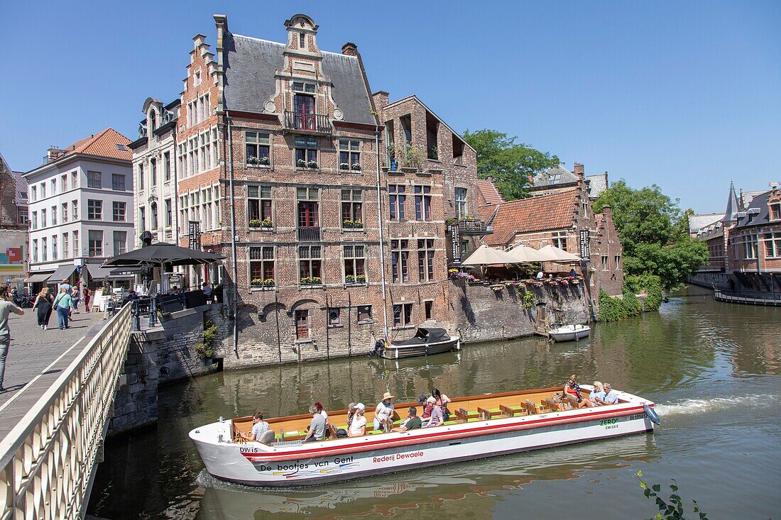 Belgien, Ostflandern, Gent, Grasbrug-Brücke, die die Lys überspannt und die Graslei (Kräuterkai) und die Korenlei (Weizenkai) verbindet