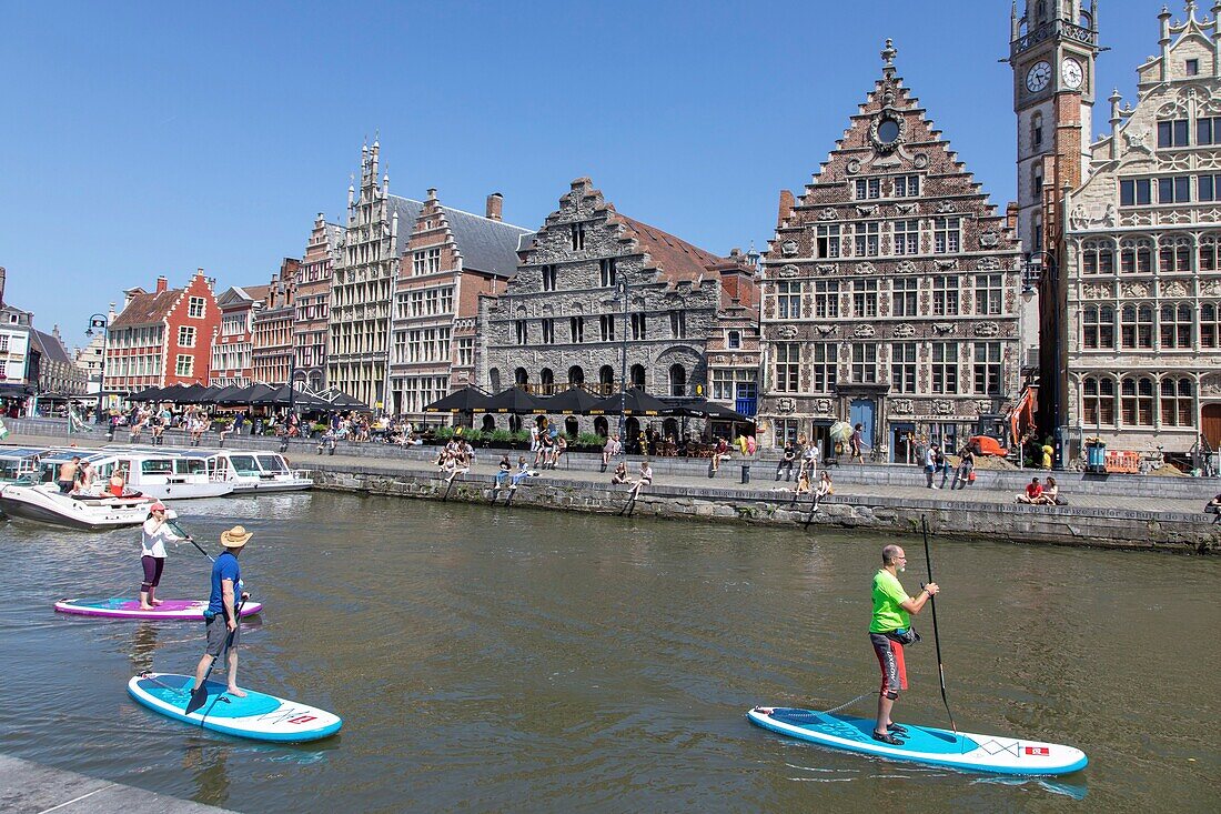 Belgien, Ostflandern, Gent, Graslei (Quai aux Herbes), entlang der Lys, Touristenboote und reiche alte Häuser, die Handelsgilden beherbergten