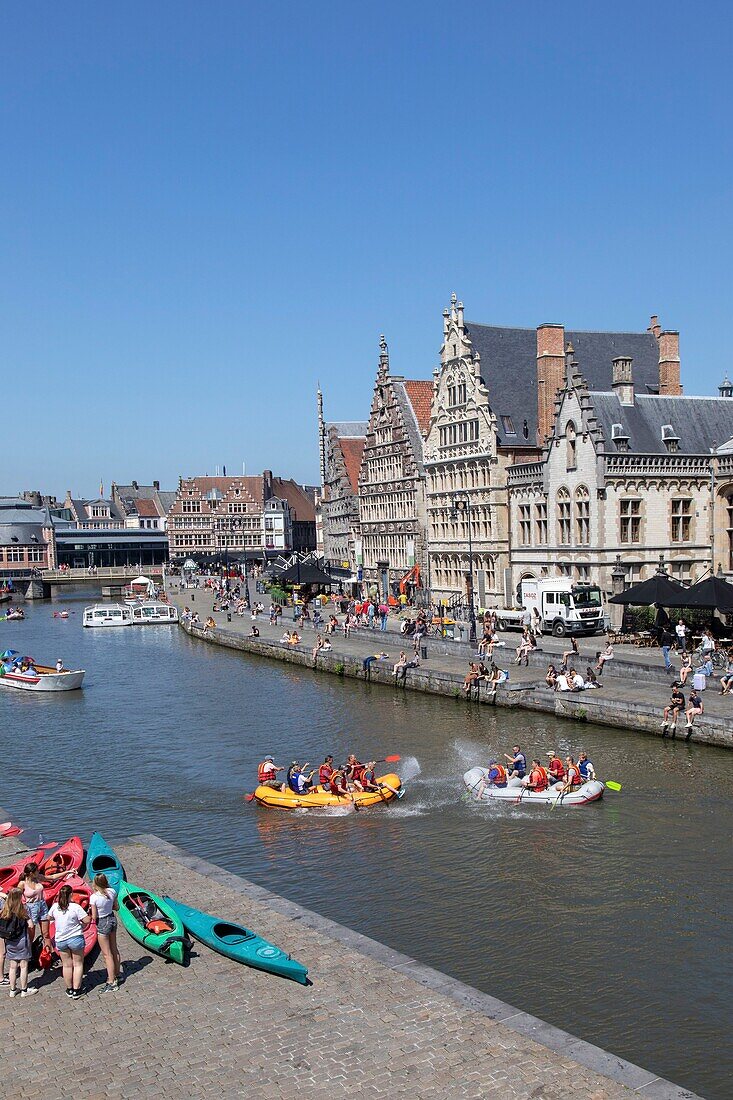 Belgien, Ostflandern, Gent, Graslei (Quai aux Herbes), entlang der Lys, Touristenboote und reiche alte Häuser, die Handelsgilden beherbergten