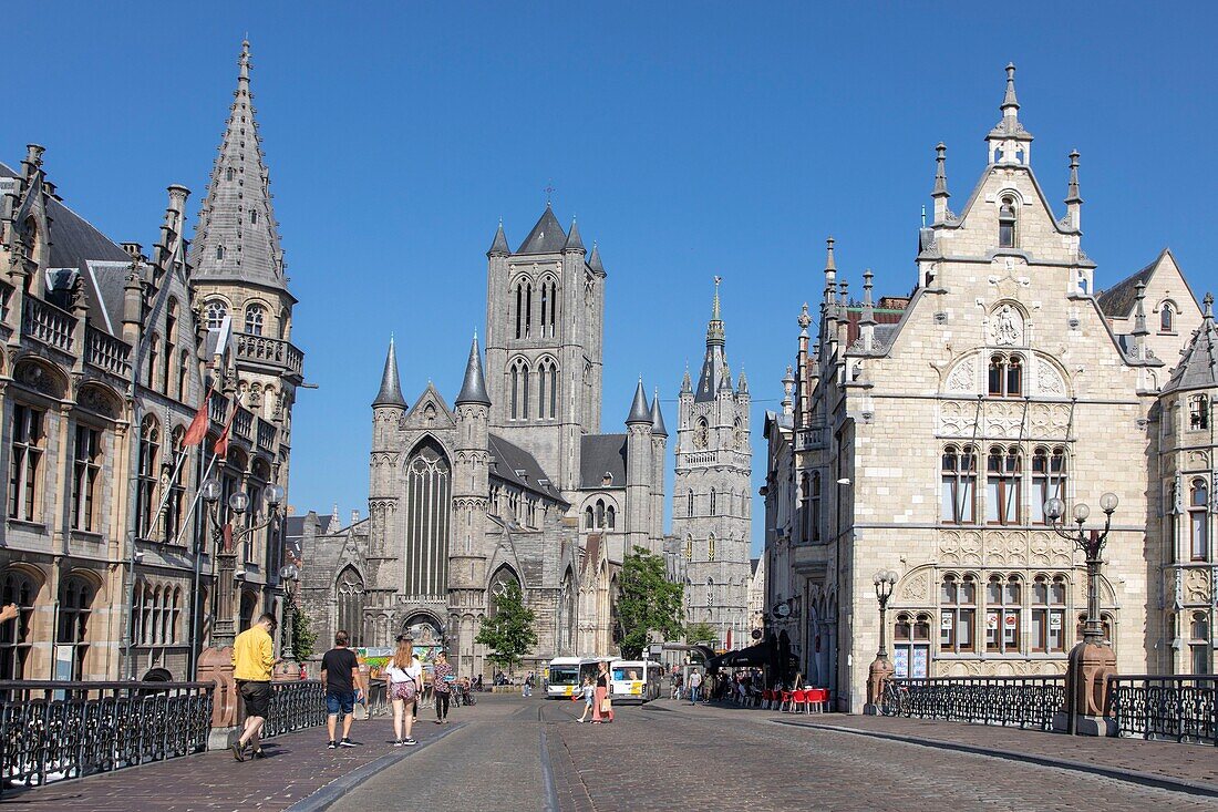 Belgien, Ostflandern, Gent, Blick von der Saint-Michel-Brücke auf die Sankt-Nikolaus-Kirche und den Glockenturm der Tuchhalle