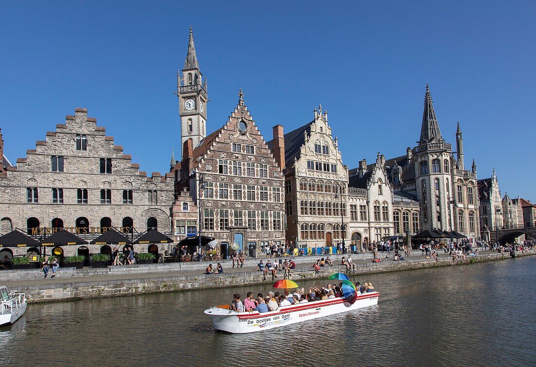 Belgien, Ostflandern, Gent, Graslei (Quai aux Herbes), entlang der Lys, Touristenboote und reiche alte Häuser, die Handelsgilden beherbergten