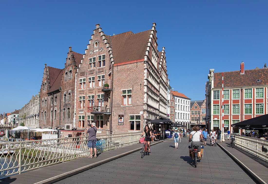 Belgium, East Flanders, Ghent, Grasbrug bridge spanning the Lys and connecting the Graslei (Herbs Quay) and the Korenlei (wheat quay)