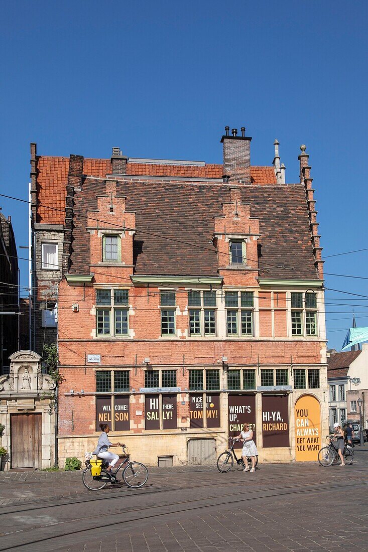 Belgien, Ostflandern, Gent, alte Häuser gegenüber dem Schloss der Grafen von Flandern (Gravensteen)