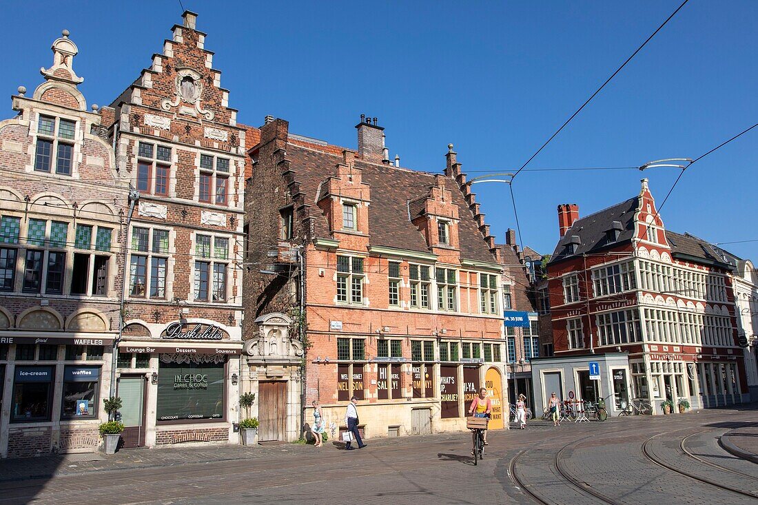 Belgien, Ostflandern, Gent, alte Häuser gegenüber dem Schloss der Grafen von Flandern (Gravensteen)