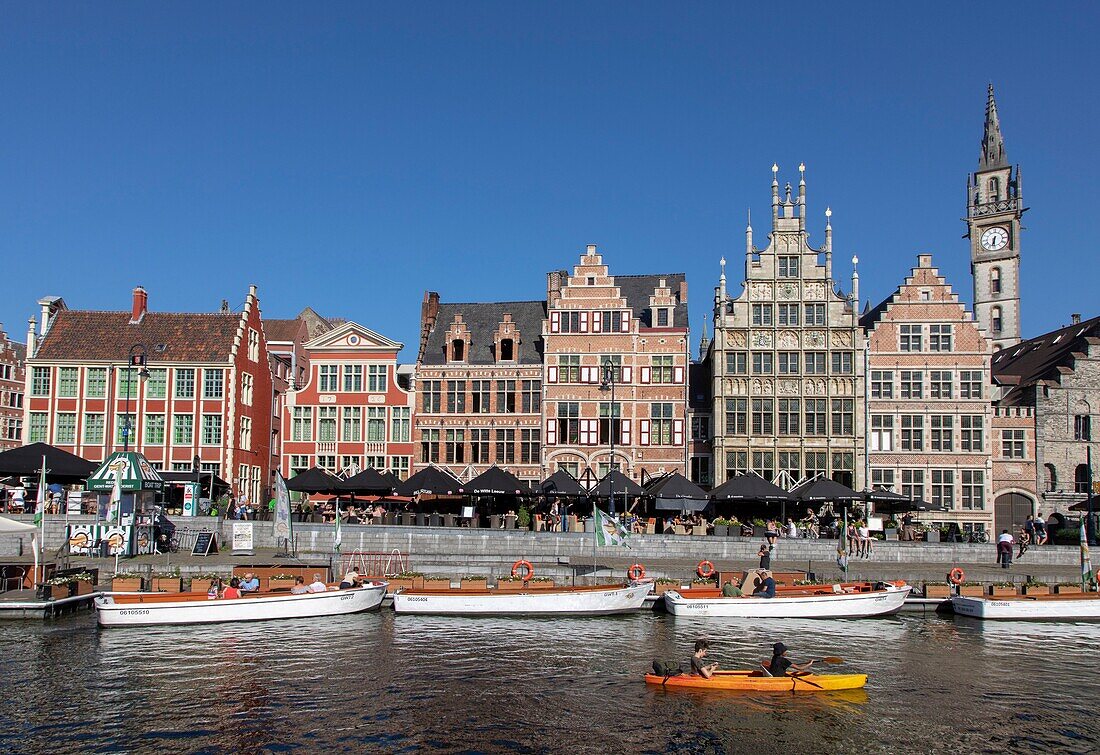 Belgien, Ostflandern, Gent, Graslei (Quai aux Herbes), entlang der Lys, Touristenboote und reiche alte Häuser, die Handelsgilden beherbergten