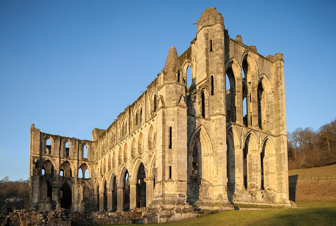 Vereinigtes Königreich, England, Yorkshire, Rievaulx Abbey, Überblick bei Sonnenuntergang