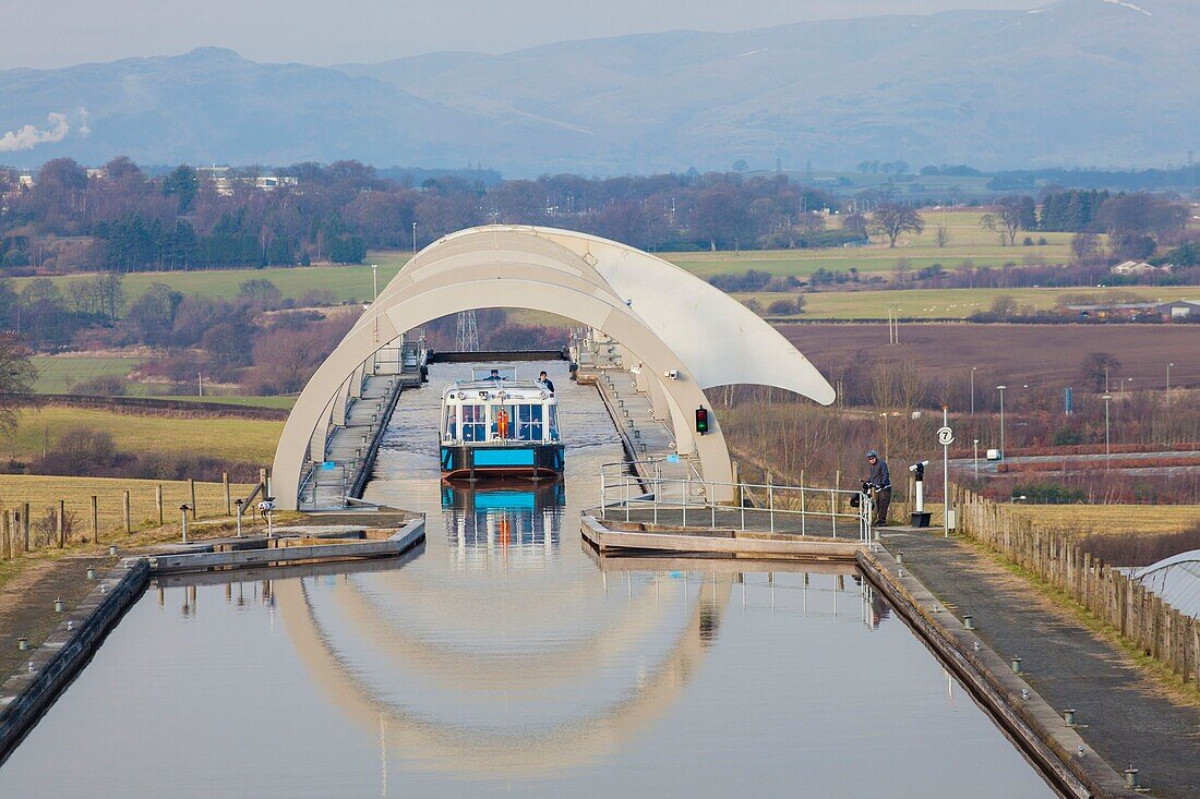 United Kingdom, Scotland, Falkirk Wheel, exceptional lock functioning as a rotating boat lift between the Clyde Canal and the Forth Canal, view of the upper canal