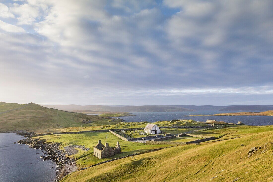 Vereinigtes Königreich, Schottland, Shetlandinseln, Festland, Lunna Kirk, Blick von oben, verfallene Fischerhäuser aus Stein und Kirche