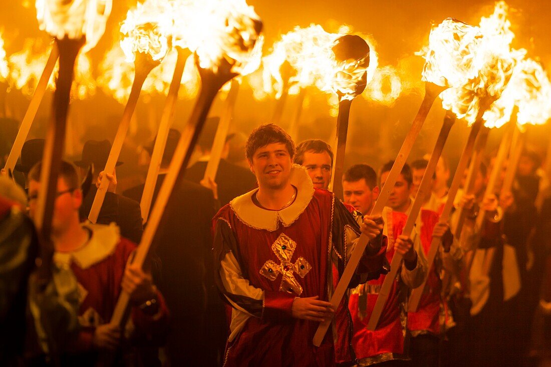 Vereinigtes Königreich, Schottland, Shetlandinseln, Festland, Lerwick, Up Helly Aa Festival, eine Gruppe von Guizern zieht zum Platz, wo das Wikinger-Langschiff in Brand gesetzt wird