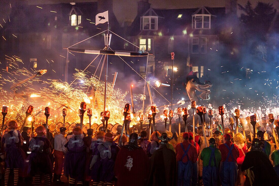 Vereinigtes Königreich, Schottland, Shetlandinseln, Festland, Lerwick, Up Helly Aa Festival, rituelles Abbrennen des Wikinger-Langschiffs durch Fackelwurf