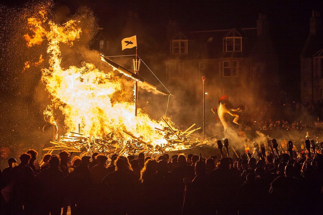 Vereinigtes Königreich, Schottland, Shetlandinseln, Festland, Lerwick, Up Helly Aa Festival, rituelles Abbrennen des Wikinger-Langschiffs durch Fackelwurf