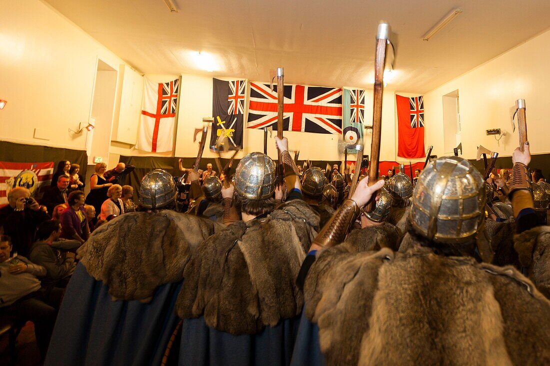 Vereinigtes Königreich, Schottland, Shetlandinseln, Festland, Lerwick, Up Helly Aa Festival, Tänze und Festlichkeiten in den Dorfhallen nach der rituellen Verbrennung des Wikinger-Langschiffs