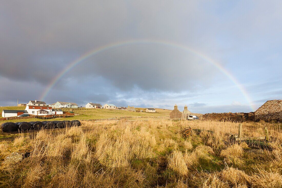 Vereinigtes Königreich, Schottland, Shetlandinseln, Festland, Aithsetter, voller Regenbogen über einem Bauernhof