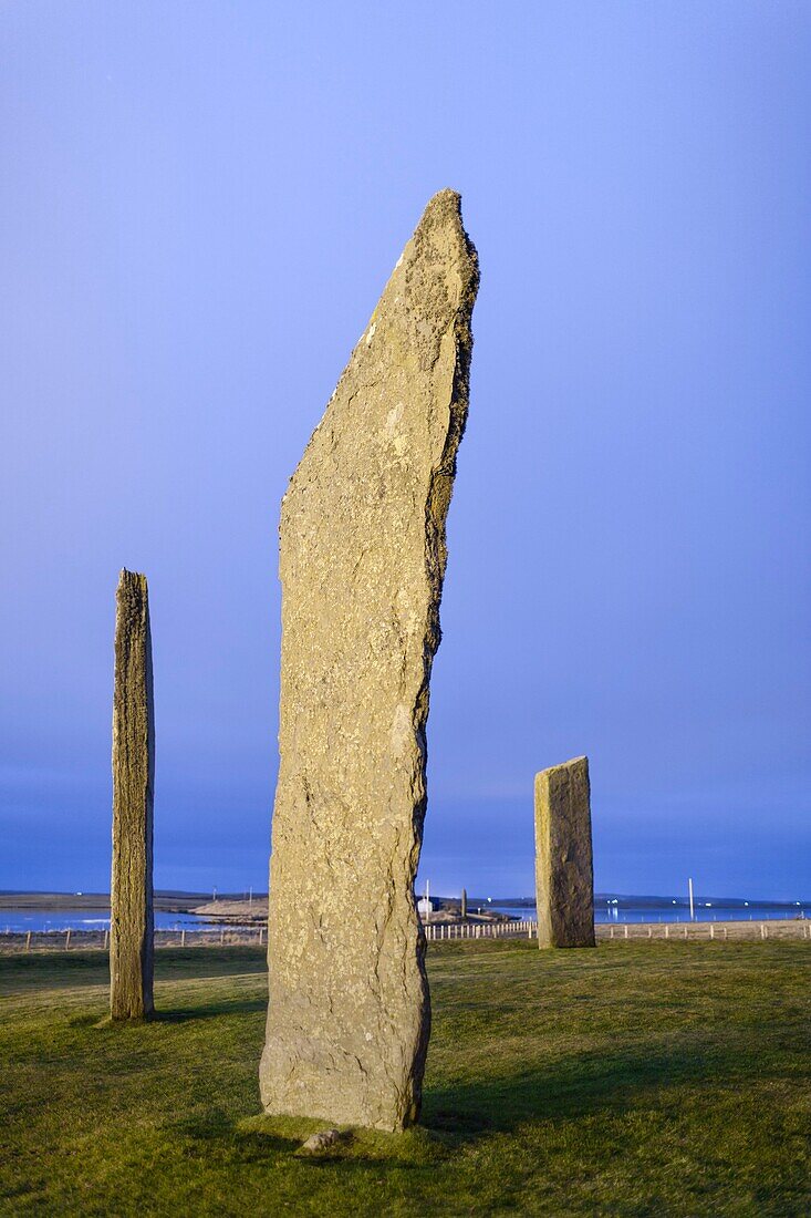 Vereinigtes Königreich, Schottland, Orkney-Inseln, Festland, Nachtansicht der Stehenden Steine von Stenness, Herzstück der neolithischen Orkney-Inseln, von der UNESCO zum Weltkulturerbe erklärt