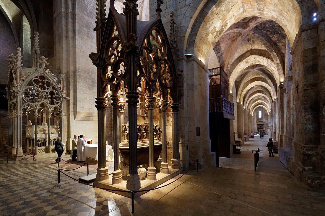 Spanien, Katalonien, Provinz Tarragona, Alt Camp comarca, La ruta del Cister, Aiguamurcia, Kloster Santes Creus, die Kirche, Gräber von König Peter dem Großen und im Hintergrund von König Jakob II. dem Gerechten und seiner Frau Blanca d'Anjou