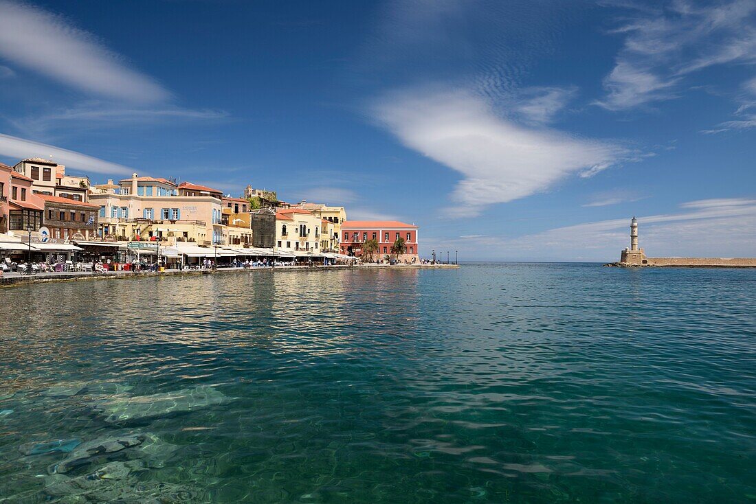 Griechenland, Kreta, Chania, venezianischer Hafen, Fußgängerpromenade vor dem Leuchtturm