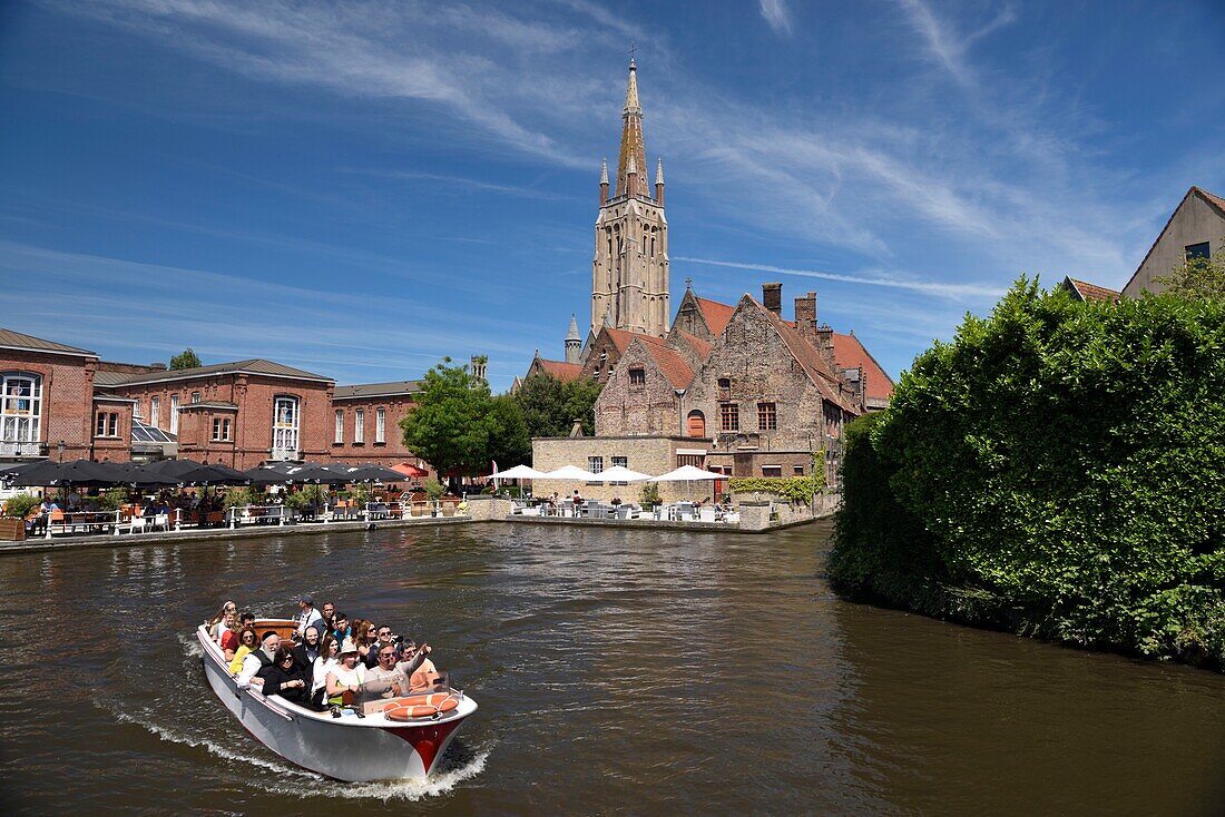 Belgien, Westflandern, Brügge, südlicher Teil des historischen Zentrums, das zum UNESCO-Welterbe gehört, Kirche Notre Dame und Bootsfahrt auf den Grachten