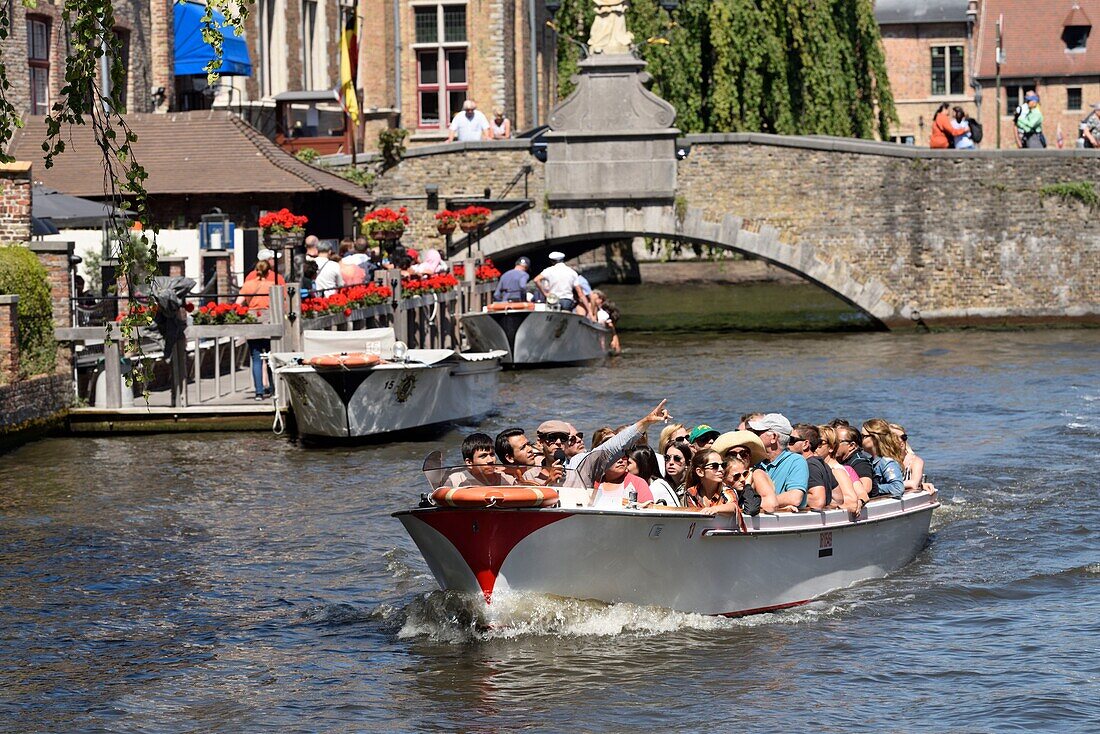 Belgien, Westflandern, Brügge, historisches Zentrum, das zum UNESCO-Welterbe gehört, Boote mit Touristen vor der Brücke Saint Jean Népomucène, Wollestraat