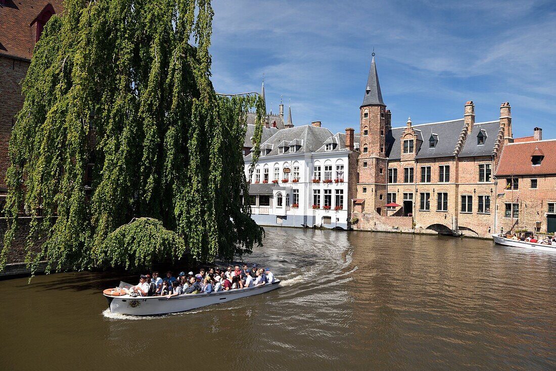 Belgien, Westflandern, Brügge, historisches Zentrum, das zum UNESCO-Welterbe gehört, Boote vom Kai des Rosenkranzes aus gesehen und neben dem Haus der Gerber aus dem siebzehnten Jahrhundert vorbei