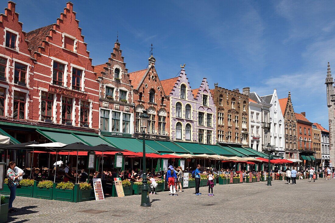 Belgien, Westflandern, Brügge, historisches Zentrum (UNESCO-Welterbe), Grand Place, Restaurantterrassen und Giebelhäuser