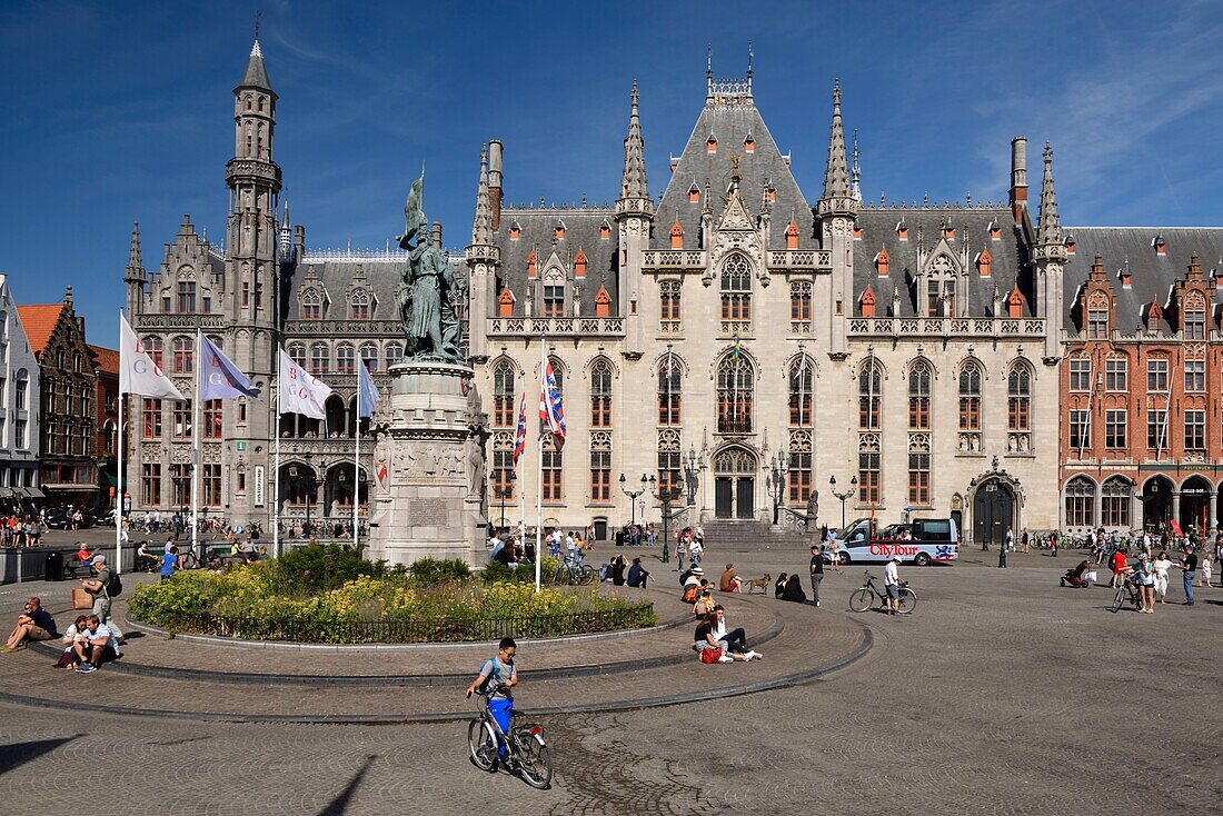 Belgien, Westflandern, Brügge, historisches Zentrum (UNESCO-Welterbe), Grand Place, Provinciaal Hof oder Provinzpalast, das Historium-Museum und die Statue von Jan Breydel und Pieter de Coninck, die 1302 an der Spitze der Brügger Morgenröte standen und Anhänger des französischen Königs massakrierten