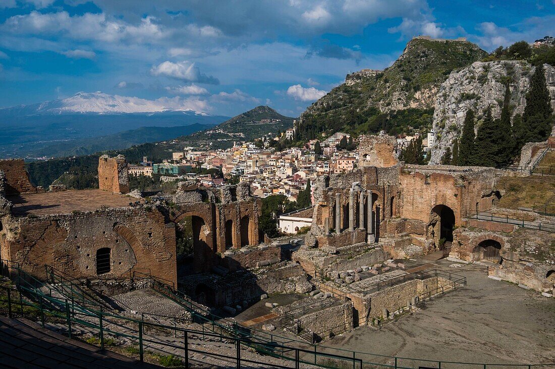 Italien, Sizilien, Taormina, griechisch-römisches Theater, 3. Jahrhundert v. Chr. bis 2. Jahrhundert n. Chr., mit Ätna im Hintergrund