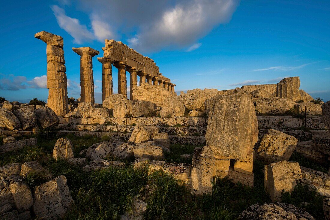 Italy, Sicily, Castelvetrano, ancient city of Selinonte, founded by Megarian Greeks in the 7th century B.C., acropolis and G temple