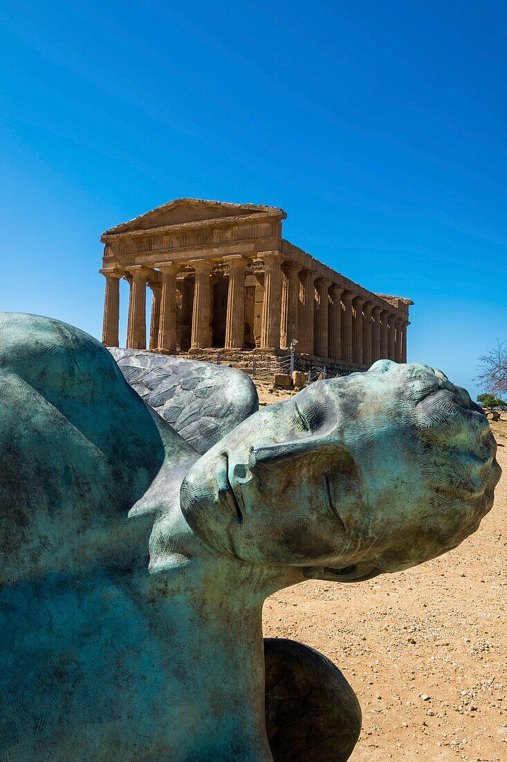 Italien, Sizilien, Agrigente, archäologischer Park des Tals der Tempel, von der UNESCO zum Weltkulturerbe erklärt, Tempel der Konkordie, Bronzestatue von Icare