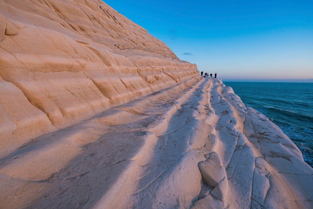 Italien, Sizilien, Realmonte, Scala dei Turchi, oder Türkenstiege, Klippe aus weißem Kalkstein über dem Meer