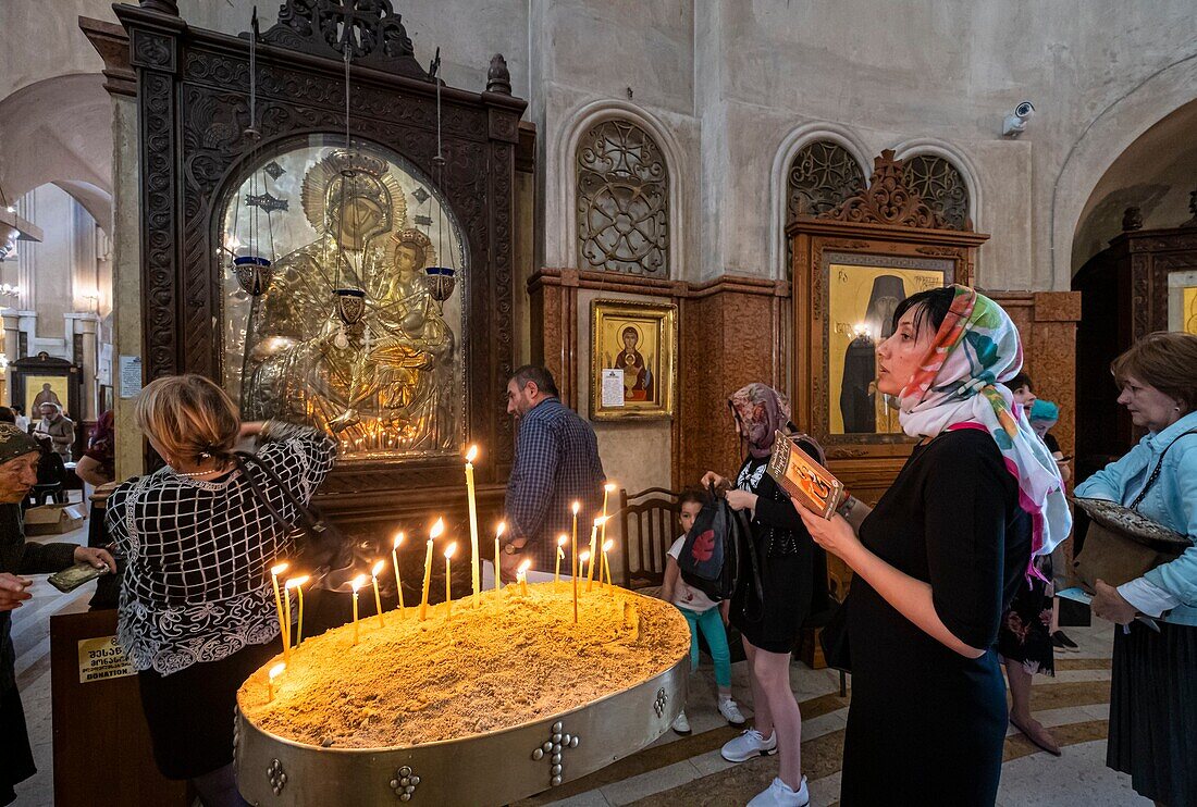 Georgien, Tiflis, Bezirk Avlabari, Kathedrale der Heiligen Dreifaltigkeit (oder Tsminda Sameba)