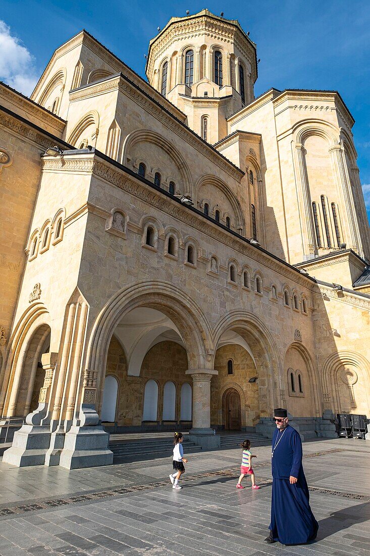 Georgien, Tiflis, Bezirk Avlabari, Kathedrale der Heiligen Dreifaltigkeit (oder Tsminda Sameba)