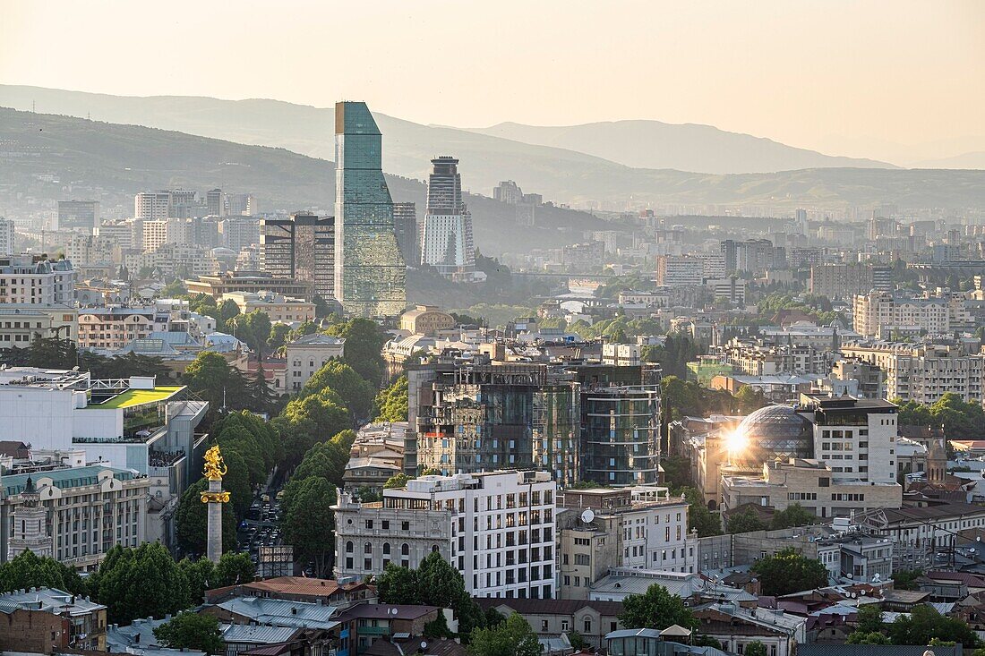 Georgien, Tiflis, Panorama von der Festung Narikala, die Neustadt und der Glasturm des The Biltmore Hotel Tiflis