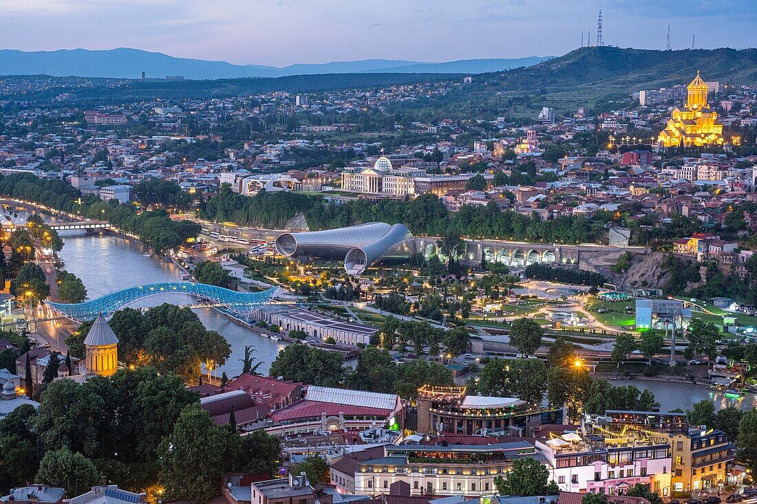 Georgien, Tiflis, Panorama von der Narikala-Festung, Altstadt und Friedensbrücke über den Fluss Koura, im Hintergrund die Kathedrale der Heiligen Dreifaltigkeit (oder Tsminda Sameba)