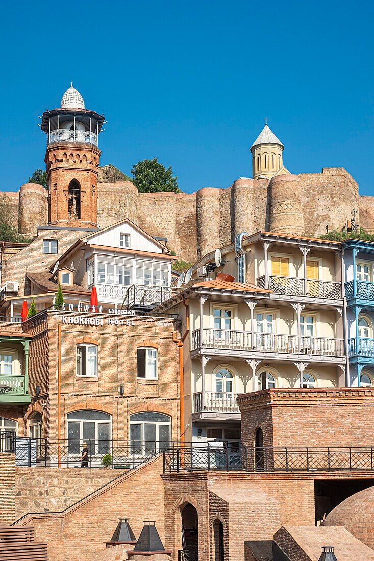 Georgien, Tiflis, Altes Tiflis oder Dzveli Kalaki, Abanotubani-Bezirk oder Bezirk der Schwefelbäder, beherrscht von der Narikala-Festung