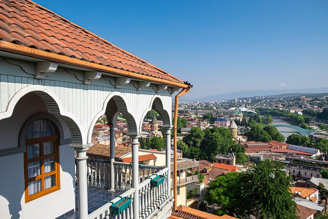 Georgien, Tiflis, Alt-Tiflis oder Dzveli Kalaki, Stadtteil Bethlehem (oder Kldisoubani), Blick auf den Fluss Koura und die Brücke des Friedens